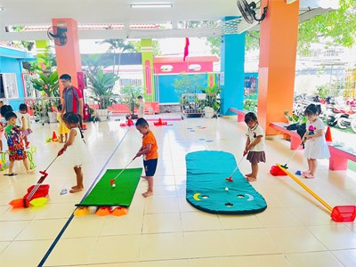 Các bé lớp Mầm 1 học môn đánh golf